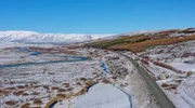 Der Ringbus fährt auf der N1 im Norden in Richtung Akureyri.