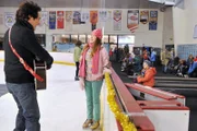 "The Middle", "Das Weihnachtsgeschenk." Als Mike am Vorabend von Weihnachten alle Nachbarn zu einer Party einlädt, sieht Frankie eine Menge Arbeit auf sich zukommen. Ein neuer Geschirrspüler wäre da Goldes wert. Sie bekniet Mike, doch der lässt seine Frau kalt abblitzen. Angeblich fehlt das Geld. In Wahrheit hat Mike bereits ein Gerät gekauft und als Weihnachtsgeschenk eingeplant. Nichts ahnend macht ihm die wütende Frankie auf dem Fest vor allen Nachbarn die Hölle heiß.