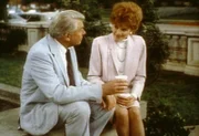 Julie March (Julie Sommars) und Matlock (Andy Griffith) legen gemeinsam eine Pause ein.