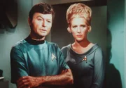 Doktor McCoy (DeForest Kelley, li.) und Schwester Chapel (Majel Barrett) sind besorgt, ob sie Uhura jemals ihr Erinnerungsvermögen zurückgeben können.