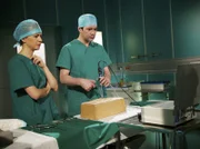 Dr. Anne Wieland (Annika Ernst) am Laparoskopietrainer.