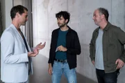 Der Fitnessguru Rufus Eisenberg (Matthias Schloo, l.) wird von Oskar Schütz (Marek Erhardt, r.) und Max Nordmann (Garry Fischmann, M.) befragt. Er hatte mehr als nur Streit mit der Toten.