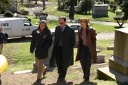 Dr. Melinda Warner (Tamara Tunie, l.), Detective Elliot Stabler (Christopher Meloni) und Detective Olivia Benson (Mariska Hargitay) untersuchen einen Mord an einer 70-jährigen alten Frau, die vergewaltigt und erdrosselt aufgefunden wurde.