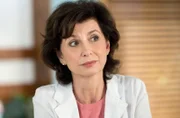 Karin Patzelt (Marijam Agischewa) macht sich Sorgen um ihre ehemalige Ballettlehrerin und Ziehmutter.