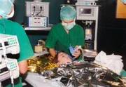 Dr. Globisch (Andrea Kathrin Loewig) versucht mit einer spektakulären Heilungsmethode - Hyperthermie- das Leben der kleinen krebskranken Jenny (Nadine Milde) zu retten...