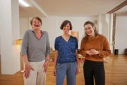 Die beiden systemischen Lach-Coaches Julia von Randow (l.) und Julia Johannsen (M.) bieten Lach-Trainings an. Sie sind von der befreienden Wirkung des Lachens überzeugt. Hier mit Moderatorin Lisa Budzinski (r.).