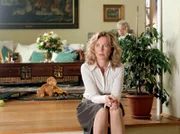 Detektivin Nadja Paulsen (Marion Kracht) wartet bei ihrer Mutter Irmgard (Grit Boettcher) in der Seniorenresidenz auf Max. Sie kämpft um verlängerte Besuchszeiten mit Max, doch ihr Ex-Mann stellt sich quer.