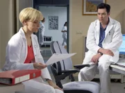 Dr. Philipp Brentano (Thomas Koch) berät sich mit Dr. Kathrin Globisch (Andrea Kathrin Loewig) über das Operationsrisiko am Herzen der 10-jährigen Lena Lichter.