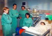 Claudia Kaufmann (Gerit Kling, Mitte) gibt Dr. Kathrin Globisch (Andrea Kathrin Loewig, links) die Einwilligung für eine spektakuläre Behandlung ihrer krebskranken Tochter Jenny (Nadine Milde, rechts).