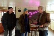 Otto Garber (Florian Martens, l.) und Linett Wachow (Stefanie Stappenbeck) suchen den Discjockey Kalle Schwanek (Hans-Uwe Bauer, r.) auf. Sie vermuten, dass er vor 30 Jahren Komplize bei dem Überfall war.