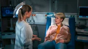 Dr. Julia Berger (Mirka Pigulla, l.) ist mit einer hartnäckigen jungen Frau beschäftigt. Klara Radke (Kollewijn Gwentsche, r.) hat sehr viele Fragen ...