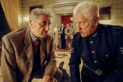 Chief Inspector Francis Lightmyer (Udo Wachtveitl, links vorne) und Constable Ivor Partridge (Miroslav Nemec, rechts vorne) untersuchen Arthur im Kaminzimmer. Lady Bantam (Sunnyi Melles), Charles (Ferdinand Hofer) und Dr. Mallard (Alexander Hörbe, rechts hinten) beobachten sie.