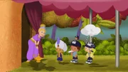 Finn mit der geschrumpften Yasemin auf dem Kopf und Zoé bei Frau Jeannie und ihrem Sohn Alikadabra, der seine erste Wunderlampe bekommt.