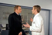 Oliver (Max Engelke, r.) dämpft Philipps (Thorsten Nindel, l.) Hoffnung auf Henriettes schnelle Genesung.