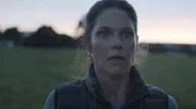 Ebba (Rakel Wärmländer) steht am Rande des Abgrunds.