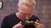 Ingolf Baur mit Lachs aus dem Bioreaktor.