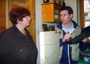 Antoinette (li.) hamstert, was das Zeug hält. Das riesige Haus ist total vollgestellt und ihre Töchter schaffen es nicht, die Mutter zum Aufräumen zu bewegen. Nach Jahren verzweifelter Versuche rufen Vanessa und Julia nun Trödelprofi Antoine Richard.