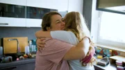 Um die Liebe für ihre Tochter (r.) wieder ausdrücken zu können, setzte Melanie (l.) die Opioide ab.