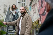 Baschar Azza (Tamer Tahan, M.) war Patient des ermordeten Therapeuten Caspar Lesch. Als Kim (Amy Mußul, l.) und Jan (Marco Girnth, r.) sich als Kripo ausweisen, ergreift er die Flucht.