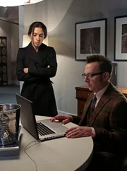 Samantha Shaw (Sarah Shahi) und Harold Finch (Michael Emerson)