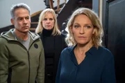 Jan (Marco Girnth, l.) muss zusammen mit Ina (Melanie Marschke, M.) seiner Ex-Frau Leni Trautzschke (Caroline Scholze, r.) eine erschütternde Nachricht überbringen