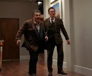 Arthur Claypool (Saul Rubinek, l.) und Harold Finch (Michael Emerson)