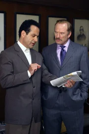 Adrian Monk (Tony Shalhoub, l.) soll bei der Mafia eingeschleust werden. Captain Leland Stottlemeyer (Ted Levine, r.) weiß nicht so recht, ob das so eine gute Idee ist ...