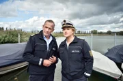 Nele (Floriane Daniel, r.) und ihr neuer Kollege Paul Schott (Tim Wilde, l.) erkennen, dass sie auf ein Ablenkungsmanöver hereingefallen sind.