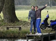 Tim Frese (Robert Herrmanns, li.) und Jannik Peters (Timothy Boldt, re.) feiern die bestandene Gesellenprüfung Janniks bei einem gemeinsamen Angelausflug.