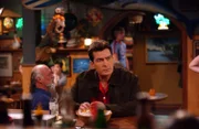 Gespannt wartet Charlie (Charlie Sheen) auf seine ehemalige Freundin Jill ...