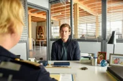 Der Lehrer Andreas Ritter bestreitet in seiner Befragung durch Nele Fehrenbach vehement, ein engeres Verhältnis zu seiner Schülerin gehabt zu haben.