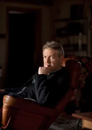 Kommissar Wallander hat ein Haus gekauft, in dessen Garten eine Leiche vergraben wurde.