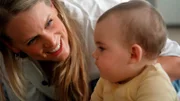 Svenja Kellershohn scherzt mit Babys in der Krabbelgruppe.