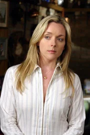 Eine wohlhabende, alte Dame wird erdrosselt aufgefunden. In der Vergangenheit wurden gleich mehrere Frauen auf ähnlicher Weise ermordet. Hat Emma Spevak (Jane Krakowski) irgendetwas damit zu tun?