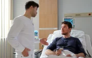 Kris Haas (Jascha Rust, li.) versucht der Amnesie des unbekannten Patienten (Constantin Lücke, re.) mit Fragen jeglicher Art auf die Sprünge zu helfen.