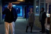 Die Eltern, Christa Sommer (Sandra Borgmann, M.) und Holger Sommer (Martin Lindow, l.) sowie Schwimmtrainerin Lisa Fechner (Shadi Hedayati, r.) sind in großer Sorge, weil die 14-jährige Nele spurlos verschwunden ist.