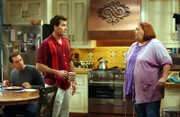 Charlie (Charlie Sheen, M.) und Alan (Jon Cryer, l.) bitten Berta (Conchata Ferrell, r.) um Hilfe ...