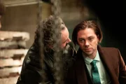 Dr. Martin Whitly (Michael Sheen, l.); Malcolm Bright (Tom Payne, r.)