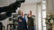 Mit gezogener Waffe: Die Kommissare Max Ballauf (Klaus J. Behrendt, r) und Freddy Schenk (Dietmar Bär, l) versuchen, einen Mord zu verhindern.
