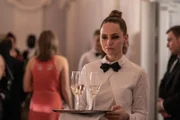 Raisa (Mirtel Pohla) gehört zu der Gruppe, die den Terroranschlag auf den Präsidentenpalast verübt. Sie verschafft sich als Catering-Mitarbeiterin Zugang zu dem Festakt.