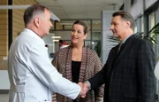 Sarah Marquardt (Alexa Maria Surholt, mi.) strebt eine sich gut ergänzende Kooperation mit einem anderen Leipziger Hospital an. Dr. Roland Heilmann (Thomas Rühmann, li.) findet die Idee wirklich gut und empfängt Prof. Dr. Moritz Falckenstein (Klaus Christian Schreiber, re.) herzlich.