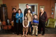 "The Middle", "Das Kuscheltier." Es ist Thanksgiving. Wie immer, wollen die Hecks das Fest bei Frankies Eltern feiern. Dort ankommen, kommt es allerdings zu Reibereien zwischen Frankie und ihrer Schwester Janet, die schließlich sogar eskalieren. Sue hingegen ist glücklich. Sie darf beim Klatsch der Frauen mitmachen und sich erwachsen fühlen. Unterdessen wird Brick beschuldigt, den Teddy seiner Cousine Lucy zerstört zu haben. Im Bild (v.li.): Charlie McDermott (Axl Heck), Marsha Mason (Pat Spence), Marlowe Peyton (Lucy), Neil Flynn (Mike Heck), Eden Sher (Sue Heck), Atticus Shaffer (Brick Heck), Jerry Van Dyke (Tag Spence).