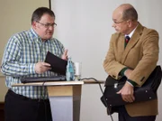 Pfleger Hans-Peter Brenner (Michael Trischan, li.) hält im Rahmen seines Medizinstudiums ein Referat, um einen Praktikumsplatz bei Professor Vogel (Wolf-Dietrich Rammler, re.) zu bekommen. Die Präsentation geht jedoch gründlich schief, da sich Dr. Kaminskis vermeintliche Hilfe, seine Dateien dafür zu ordnen, als Reinfall herausstellt. Die Praktikumsstelle wird Hans-Peter nicht erhalten.