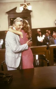 Amy Adler (Julie Ronnie) bedankt sich bei Matlock (Andy Griffith) mit einer dicken Umarmung.
