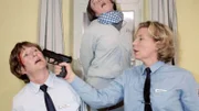 Irene Hermann alias "Rote Mamba" (Peggy Lukac, re.) fackelt nicht lange und will Jutta Adler (Claudia Loerding, li.) und Annabelle (Bettina Lohmeyer) aus dem Weg räumen...
