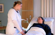 Nadine Vollmer (Viktoria Gabrysch, re.) erzählt Schwester Miriam (Christina Petersen, li.), dass ihr Mann Bernd seine erste Frau bei einem Autounfall verloren hat. Sie war damals hochschwanger. Er würde es nicht verkraften, wenn auch bei Nadine etwas schief gehen würde.