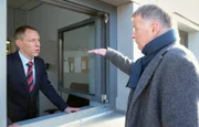 Roland Heilmann (Thomas Rühmann, re.) fährt seit Wochen Straßenbahn, um eine unbekannte Frau wiederzutreffen. Er weiß, dass sie bei den Verkehrsbetrieben arbeitet, also erkundigt er sich bei einem Mitarbeiter (Jörg Miethe, li.) dort. Allerdings weiß Roland nur ihren Vornamen und "Katjas" arbeiten ziemlich viele bei den Verkehrsbetrieben.