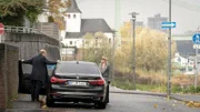 Hotelchefin Bettina Mai stellt den Politiker Peter Wagner vor dessen Villa am Rheinufer zur Rede: Hat er Kathrin Kampe im Hotel getötet?