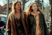 Ex-Frau Tanja Heffler (Janna Striebeck, l.) und Tochter Emmi (Bella Bading, r.) kommen zu hause bei Robert an, warum hat er sie nicht vom Flughafen abgeholt?
