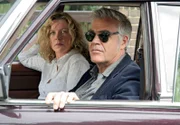 Nadja (Marion Kracht, l.) und Henry (Michael Greiling, r.) auf Beobachtungsposten im Auto.